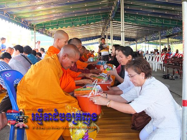 ​ប្រជាពលរដ្ឋ​ក្រី​ក្រី​៣០០​គ្រួសារ​នៅ​ឃុំ​ស្ទឹង​កាច់​ទទួល​អំណោយ​ពី​ក្រុមហ៊ុន​កាស៊ីណូ​ប៉ៃលិន​ហ្លា​មិង​ហ្គូ​(Pailin Flamingo )