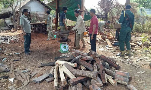 ​សមត្ថកិច្ច​ចម្រុះ​បង្ក្រាប​ទីតាំង​ឈើ​គ្រញូង​ឈ្មោះ​ខ្វៀង​ធី​ម៉ៃ​ហៅ​យាយ​ម៉ា​យ​ដកហូត​ឈើ​ជាង​២​តោន​