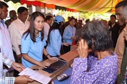 ​លោកជំទាវ ហ៊ុន ម៉ា​ណា នាំ​ក្រុម​គ្រូពេទ្យ​វេជ្ជសាស្ត្រ​សម្តេច​តេជោ​ចុះសួរសុខទុក្ខ​និង​ព្យាបាល ជូន​គ្រួសា​រកង​ទ​ព​ដោយ​ឥតគិតថ្លៃ​